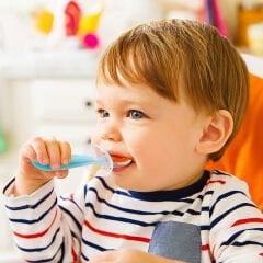 Munchkin Yumuşak Uçlu Alıştırma Kaşıkları – 6 Ay+, 2’li Set, Mavi/Yeşil, BPA İçermez, Masaya Değmeyen Özel Tasarım