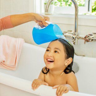 Munchkin Bebek Banyo Maşrapası – Mavi | Yumuşak Kenarlı, Ergonomik Kulplu
