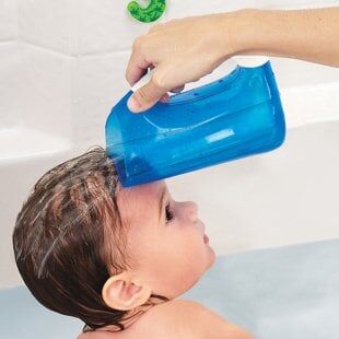 Munchkin Bebek Banyo Maşrapası – Mavi | Yumuşak Kenarlı, Ergonomik Kulplu